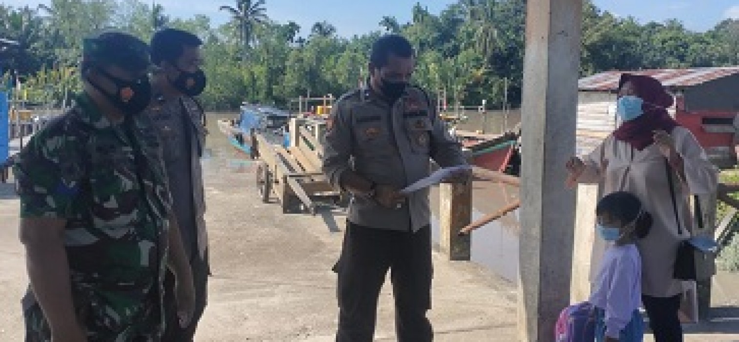 Tim Gabungan Razia Penumpang Di Pelabuhan Sungai selan