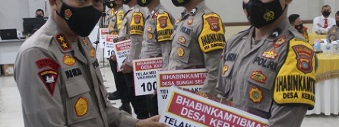 Capai target 100 % vaksinasi 6 Bhabinkamtibmas ini Diganjar penghargaan oleh Irjen Pol Drs. Yan Sultra I, SH