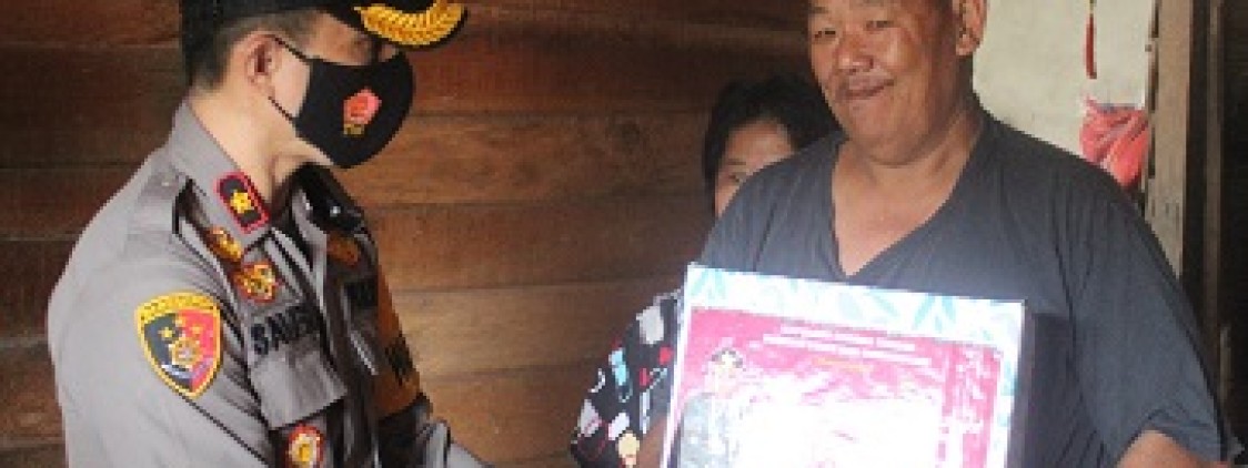 Berbagi Kebahagian, Kapolres Bateng Bagikan Bingkisan Natal dan Tahun Baru
