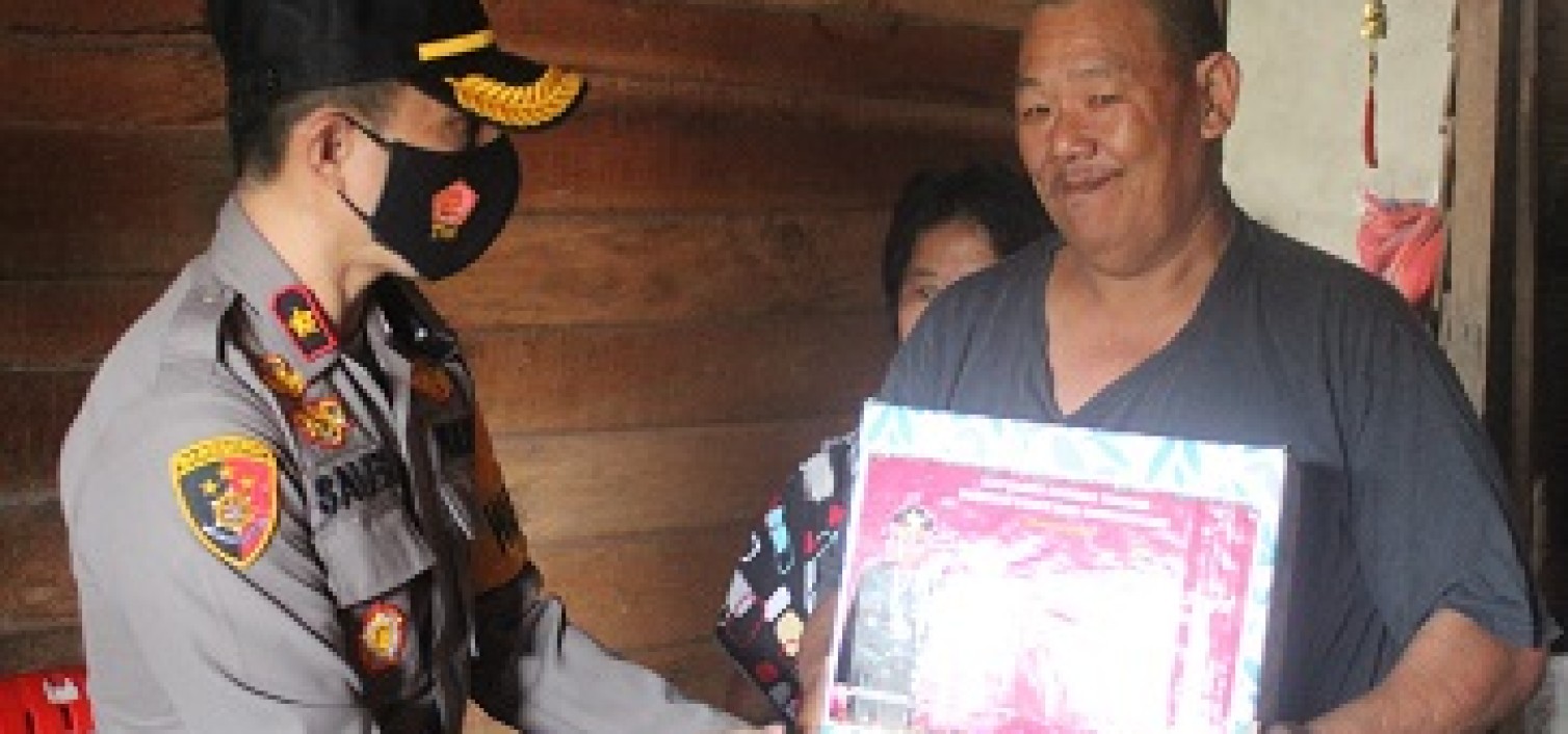 Berbagi Kebahagian, Kapolres Bateng Bagikan Bingkisan Natal dan Tahun Baru