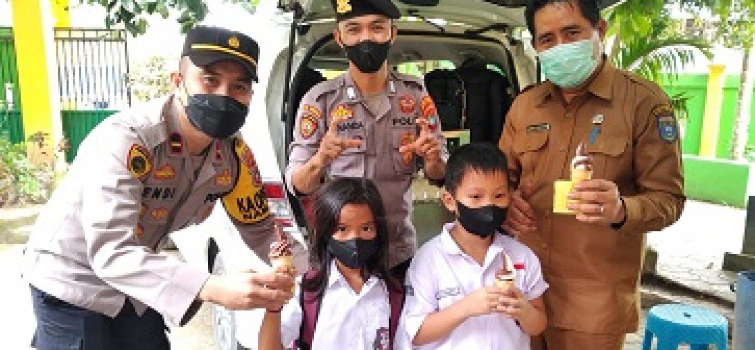 Di Namang, Polisi Bagikan Es krim Gratis Untuk Anak yang Vaksin