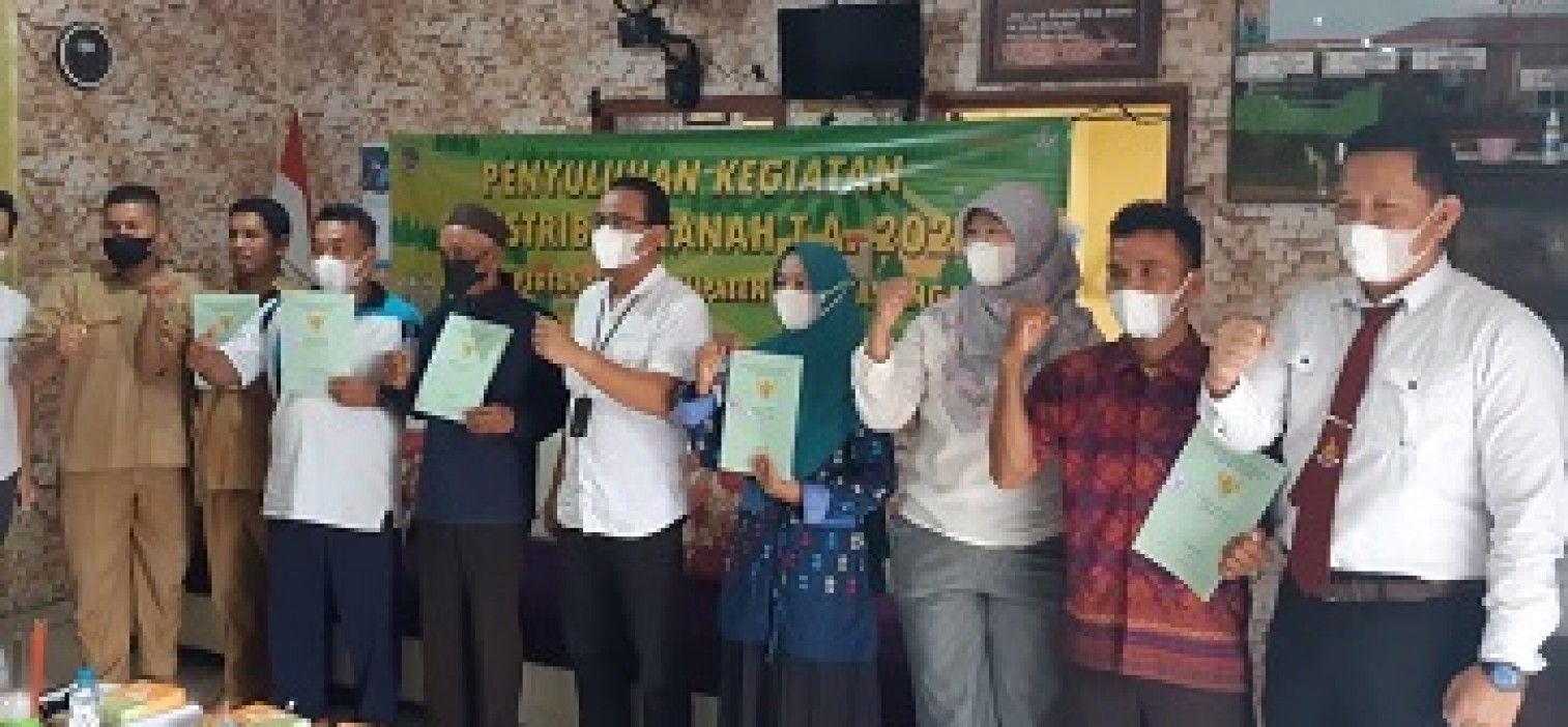Polres Bangka Tengah Dampingi BPN Bangka Tengah Dalam Mensosialisasikan Redistribusi Tanah di Kec. Namang