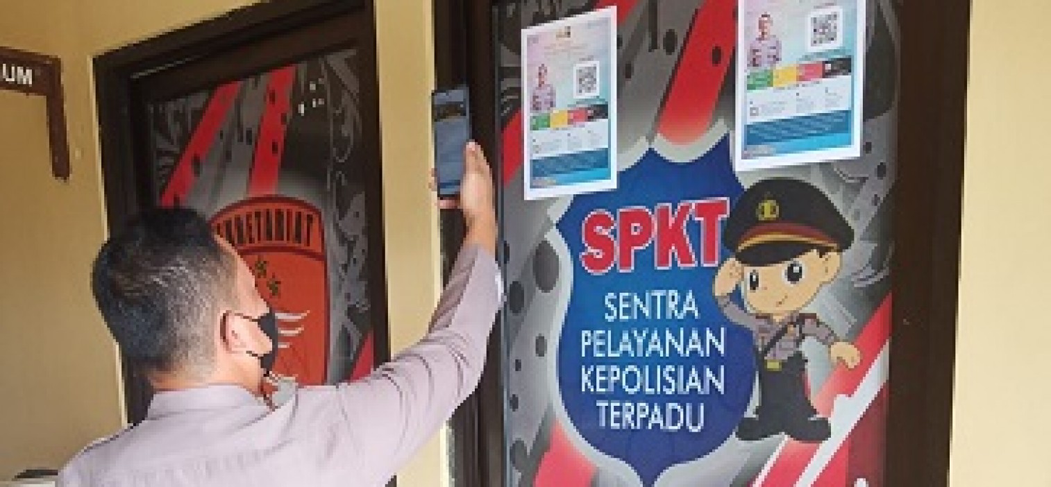 Polres Bangka Tengah wajibkan pemasangan aplikasi QR Peduli lindungi dikantor pelayanan