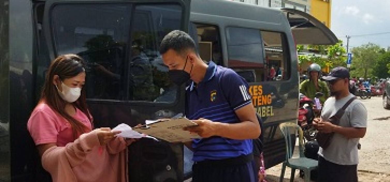 Vaksinasi Mobil Klinik Polres Bangka tengah On The Spot Di Pasar Modern Koba