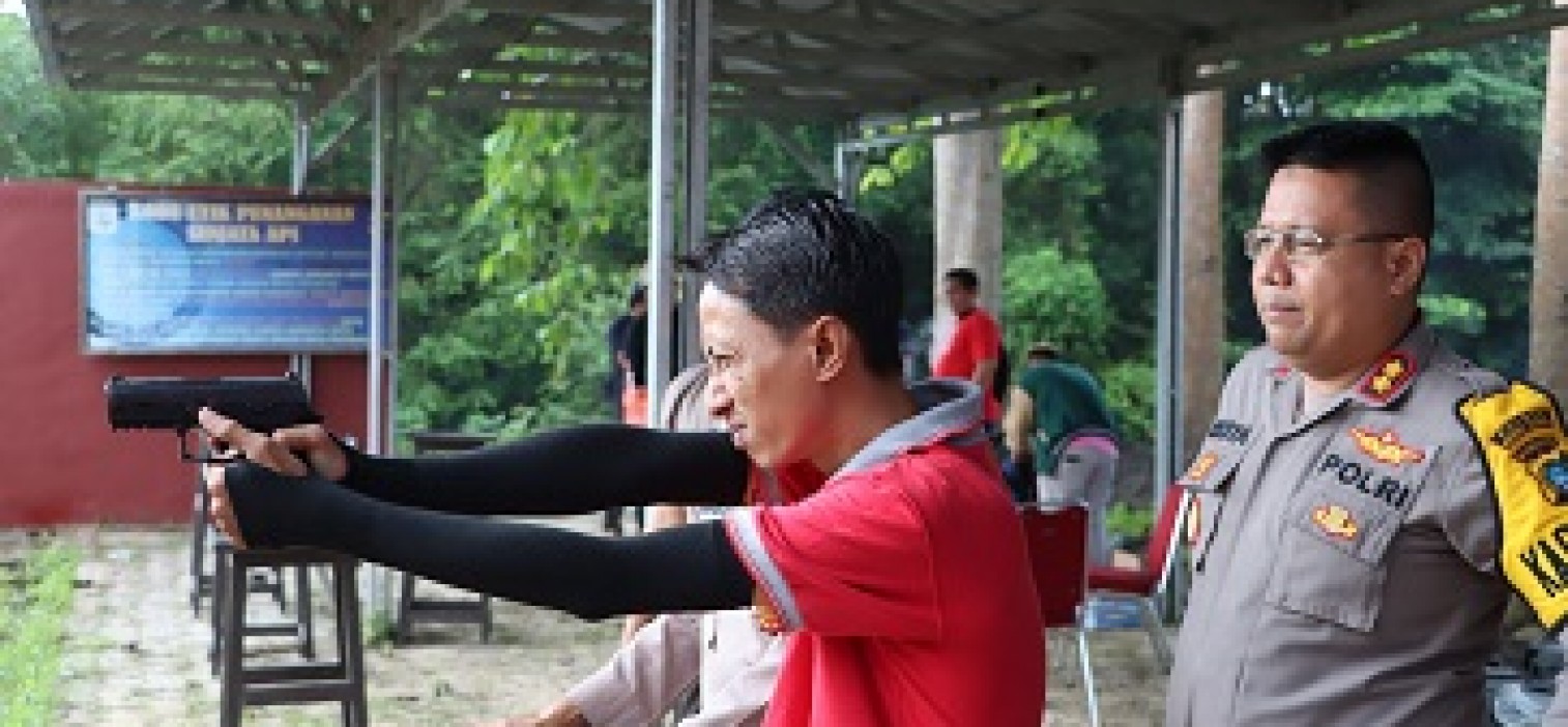 Hut Bhayangkara Ke-76, Kapolres Bangka tengah Ajak Awak Media Latihan Menembak
