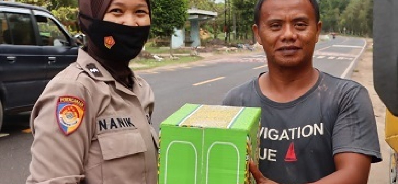 HUT ke 74 Polwan Polres Bangka Tengah bagikan paket sembako kepada pasukan kuning dan juru parkir
