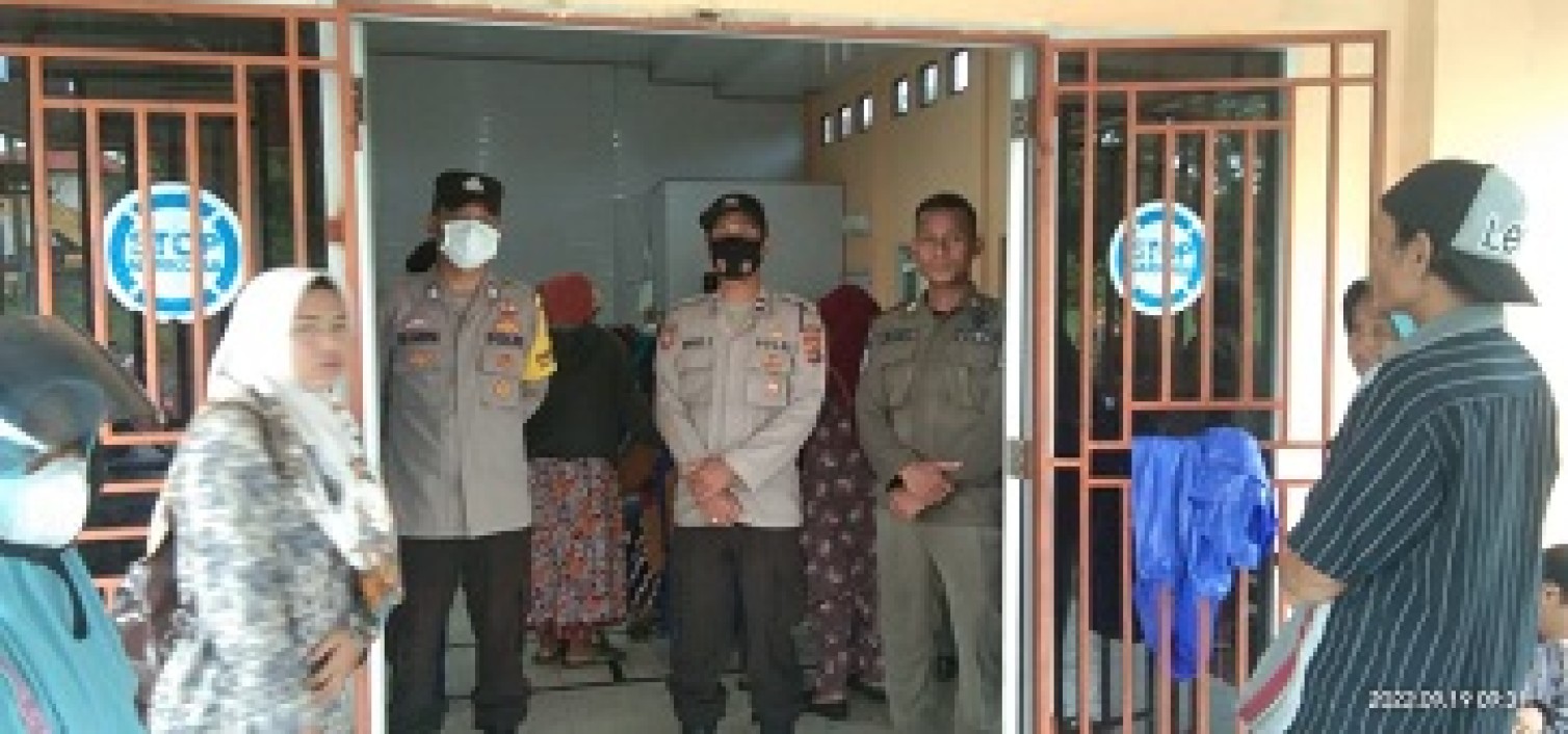 Bhabinkamtibmas Desa Lubuk Lingkuk laksanakan pengamanan Pastikan distribusi bantuan langsung tunai (BLT) BBM berlangsung lancar.