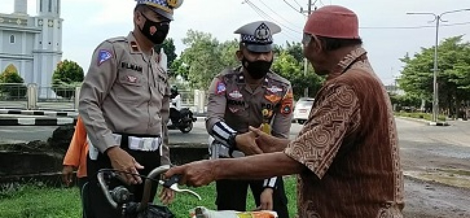 Hut Lalu Lintas Ke-67, Sat Lantas Polres Bangka tengah Bagikan Sembako Ke Sopir Angkot