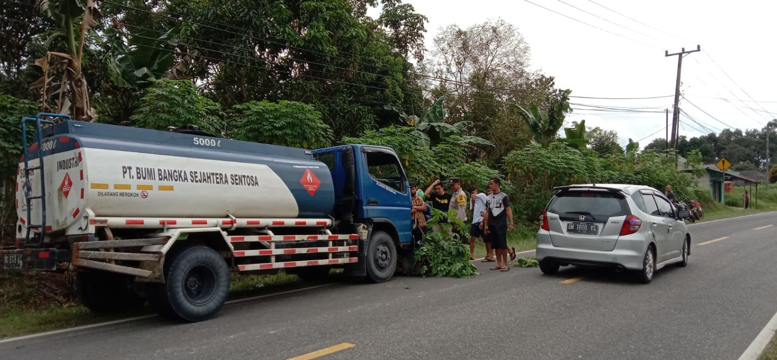 Kecelakaan Beruntun, Truk Tangki BBM seruduk Tukang Bakso hingga Polisi Di Namang