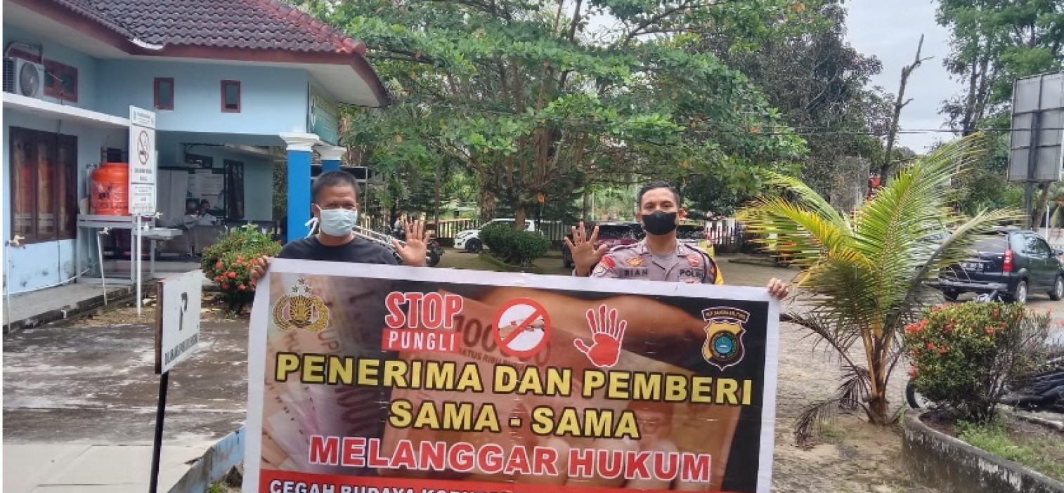 Edukasi warga personil Polsek Namang sosialisasikan cegah pungutan liar melalui kegiatan Saber Pungli