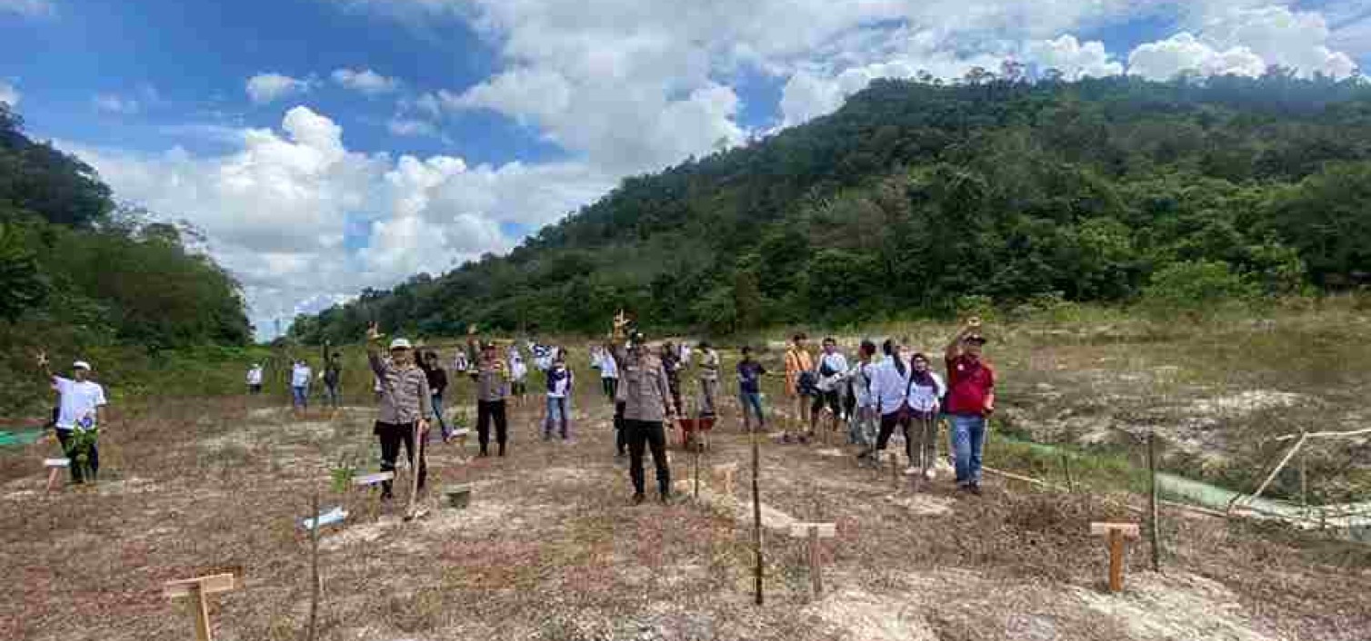 Kapolres Bangka Tengah Lakukan Penghijauan di Kawasan Tahura Bukit Mangkol