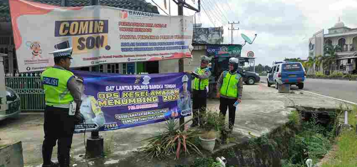 Operasi Keselamatan Menumbing 2023, Satlantas Polres Bateng Sebar Pamflet dan Pasang Spanduk