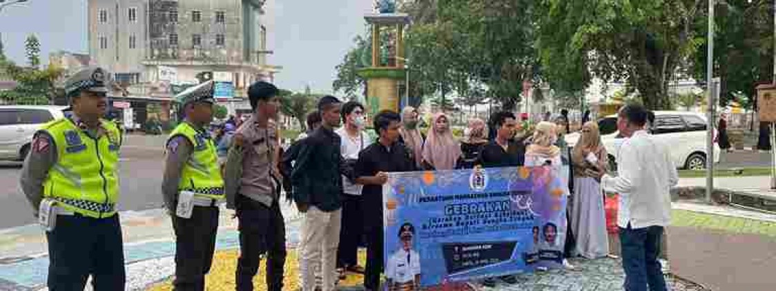 GEBRAKAN (Gerakan Berbagi Kebaikan) sinergitas PMBT dan Polres Bangka Tengah berbagi takjil Ramadhan.