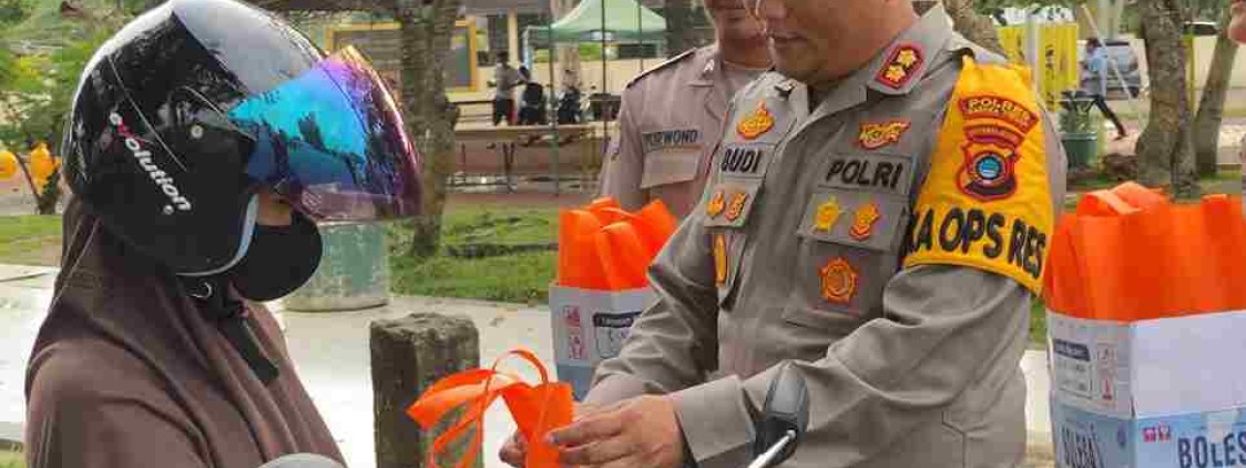 Bagikan takjil kepada pengguna jalan Kapolres Bangka Tengah sisipkan pesan Kamtibmas
