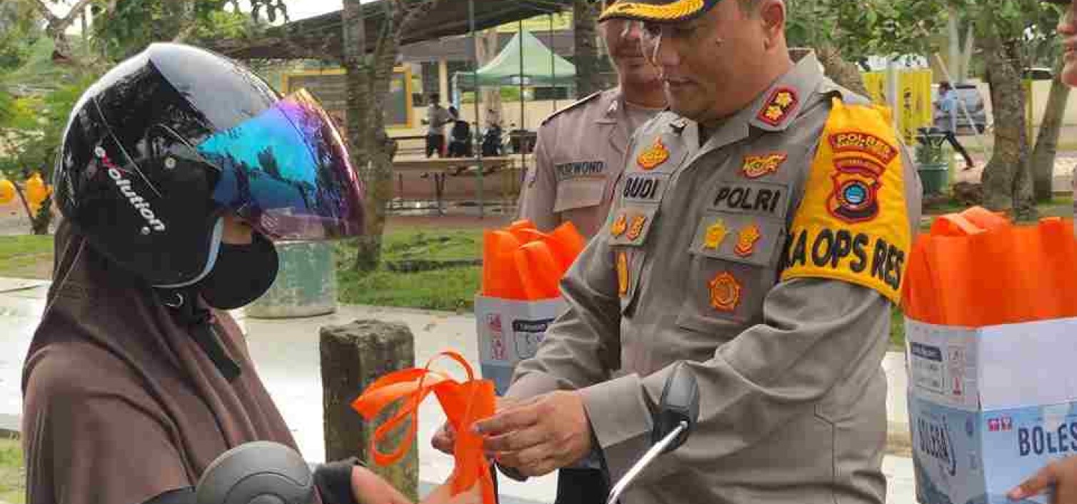 Bagikan takjil kepada pengguna jalan Kapolres Bangka Tengah sisipkan pesan Kamtibmas