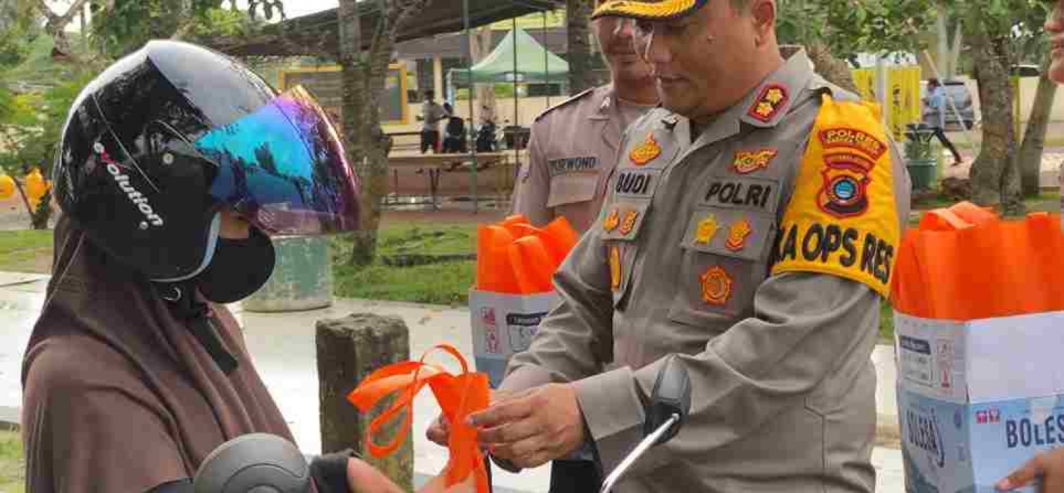 Bagikan takjil kepada pengguna jalan Kapolres Bangka Tengah sisipkan pesan Kamtibmas