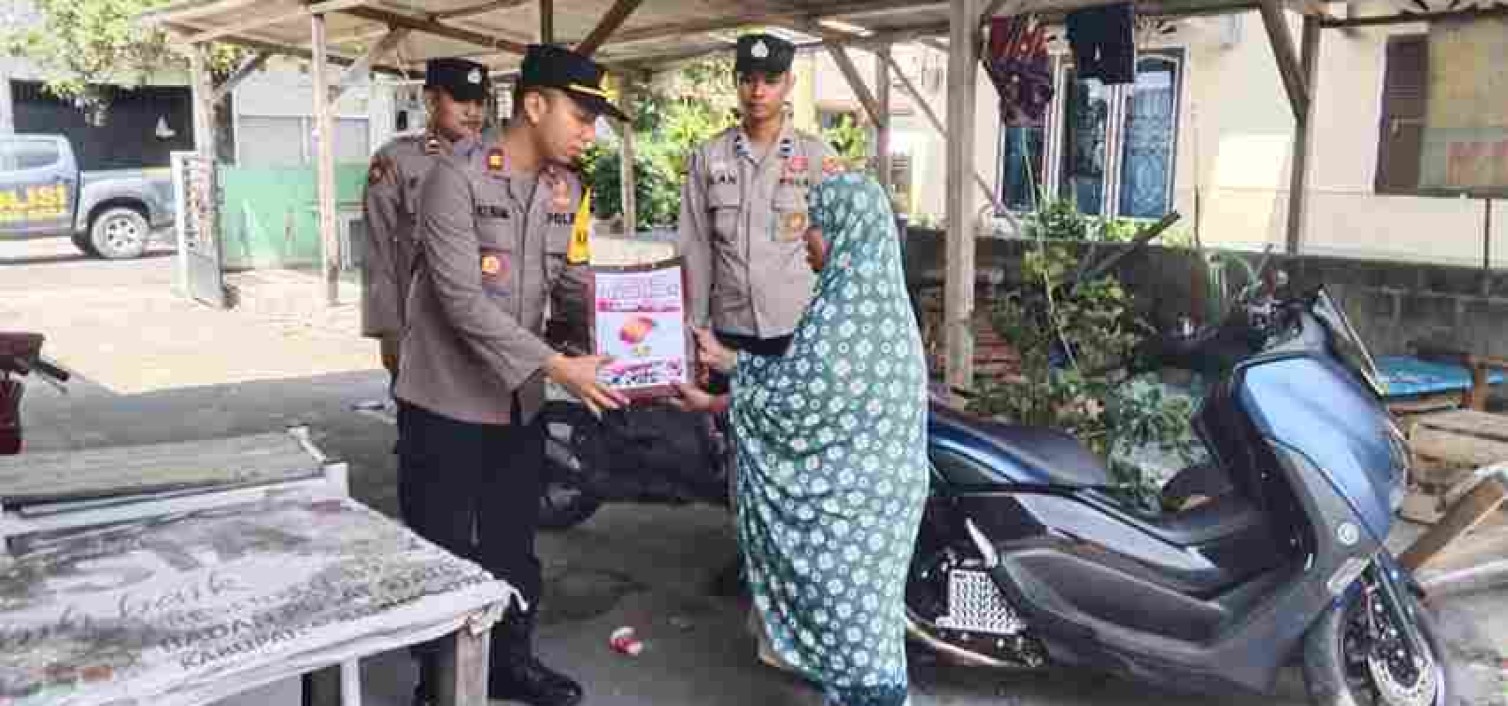 “Berbagi berkah Ramadhan Kapolsek Koba bagikan sembako kepada masyarakat yang membutuhkan”