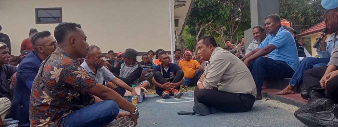 Tanpa kekerasan dan kedepankan dialog Kapolres Bateng terima massa Flobamora dan keluarga alm Valentinus