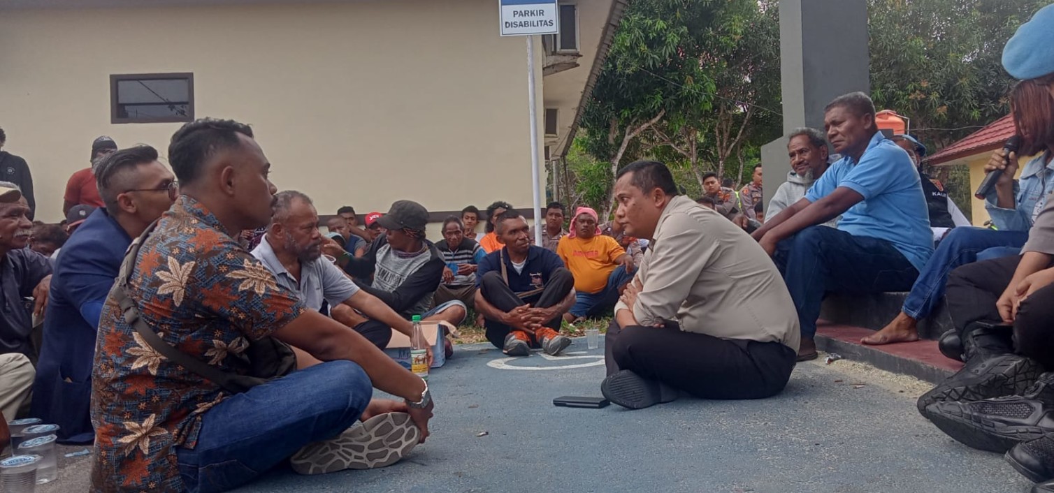Tanpa kekerasan dan kedepankan dialog Kapolres Bateng terima massa Flobamora dan keluarga alm Valentinus