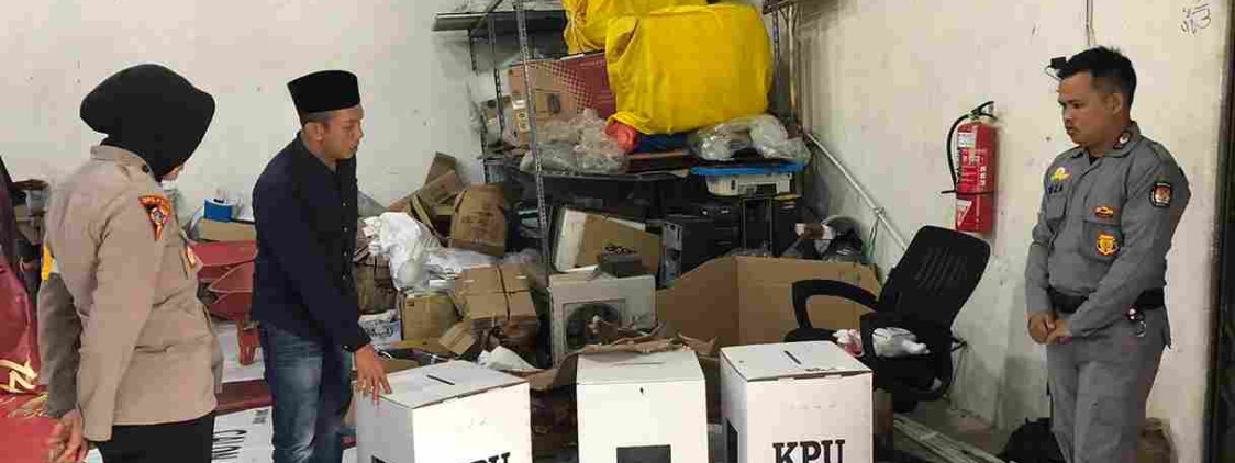 Polres Bangka Tengah Terus Siaga Amankan Kantor KPU, Bawaslu Dan Gudang Logistik Kab. Bangka Tengah