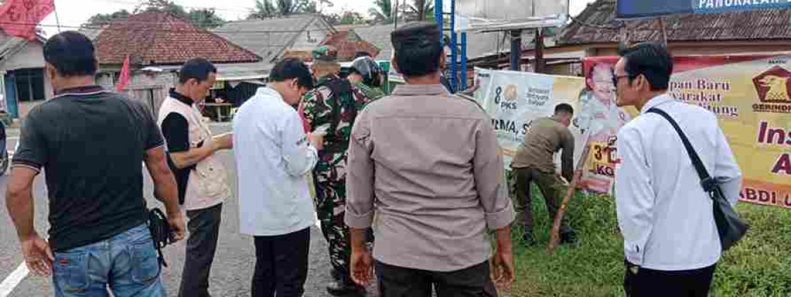 Polres Bangka Tengah backup Bawaslu tertibkan alat peraga kampanye yang melanggar aturan.