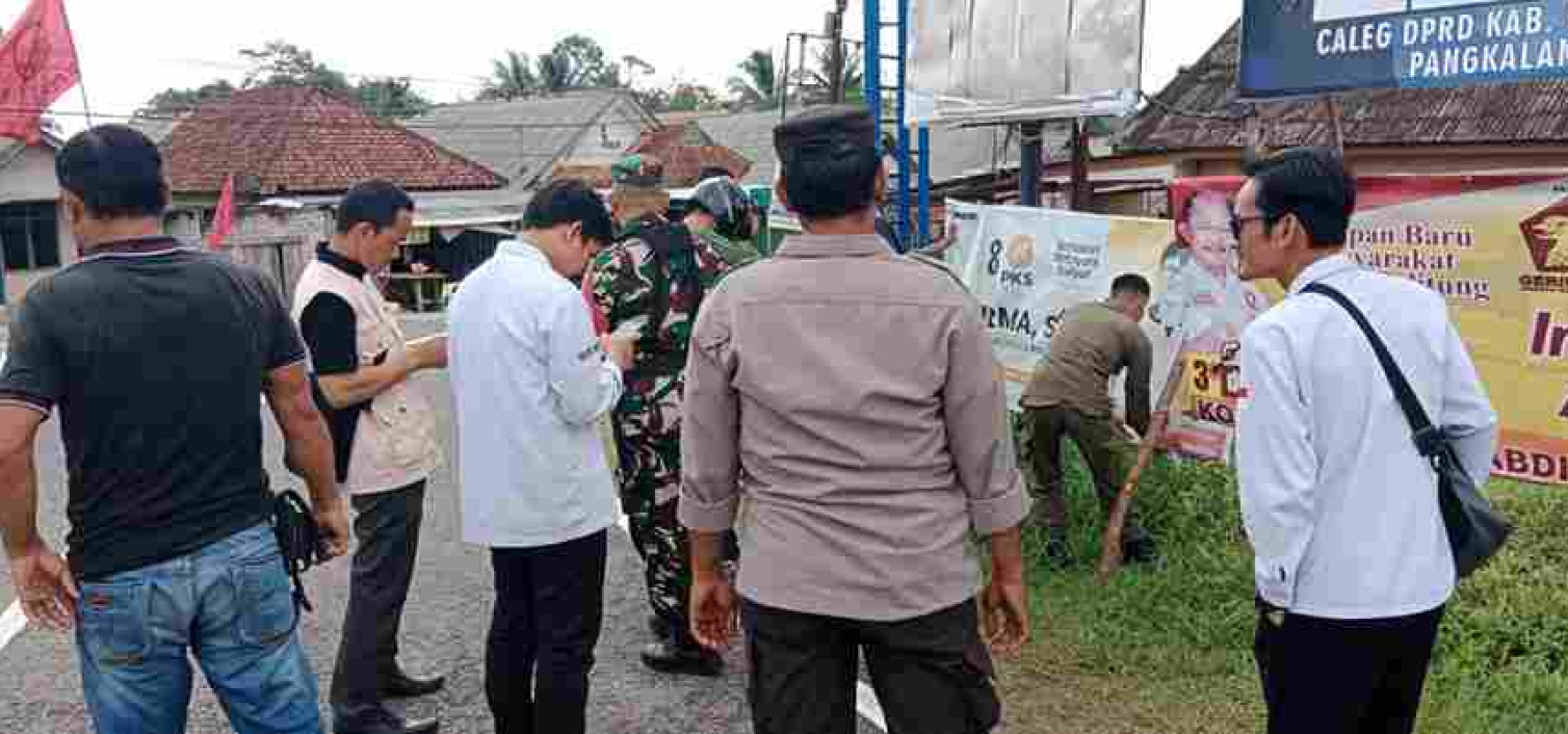 Polres Bangka Tengah backup Bawaslu tertibkan alat peraga kampanye yang melanggar aturan.