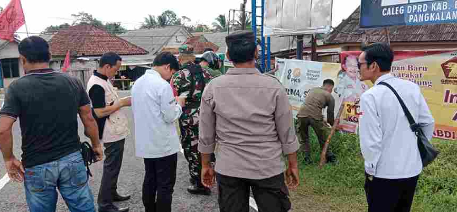 Polres Bangka Tengah backup Bawaslu tertibkan alat peraga kampanye yang melanggar aturan.