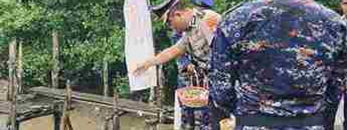Kapolres Bangka Tengah Pimpin Upacara Tabur Bunga di Dermaga Desa Kurau