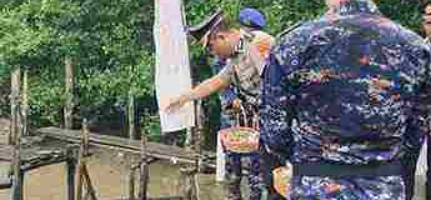 Kapolres Bangka Tengah Pimpin Upacara Tabur Bunga di Dermaga Desa Kurau