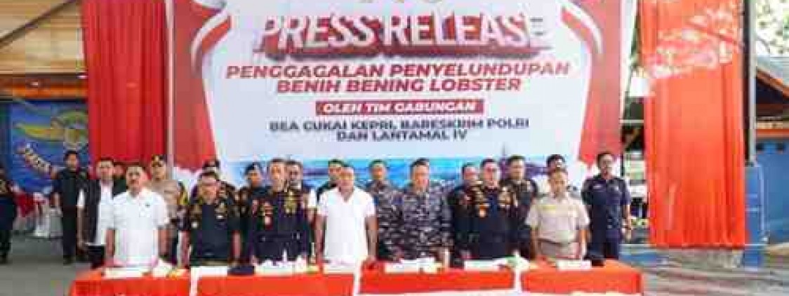 KONFERENSI PERS PENYELUDUPAN BENIH BENING LOBSTER SEBANYAK 237.305 BENIH BENING LOBSTER SENILAI 23,6 MILIAR RUPIAH