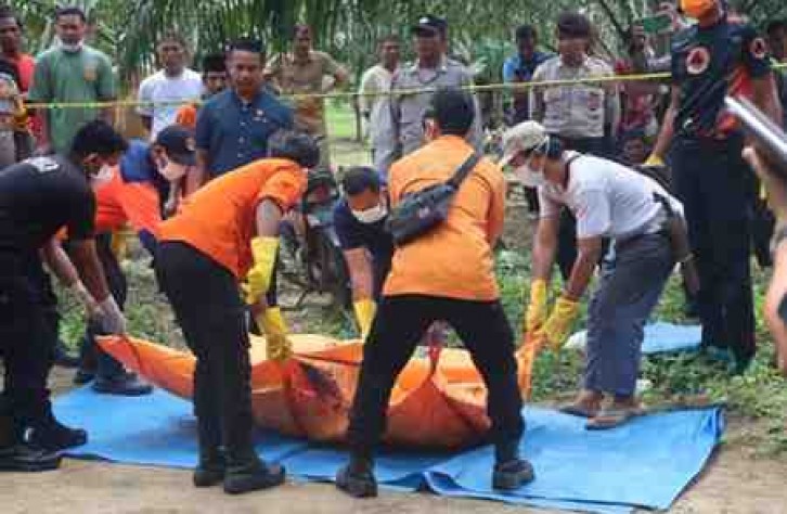 POLRES BANGKA TENGAH TERIMA LAPORAN PENEMUAN MAYAT PARUH BAYA DI DESA BELIMBING