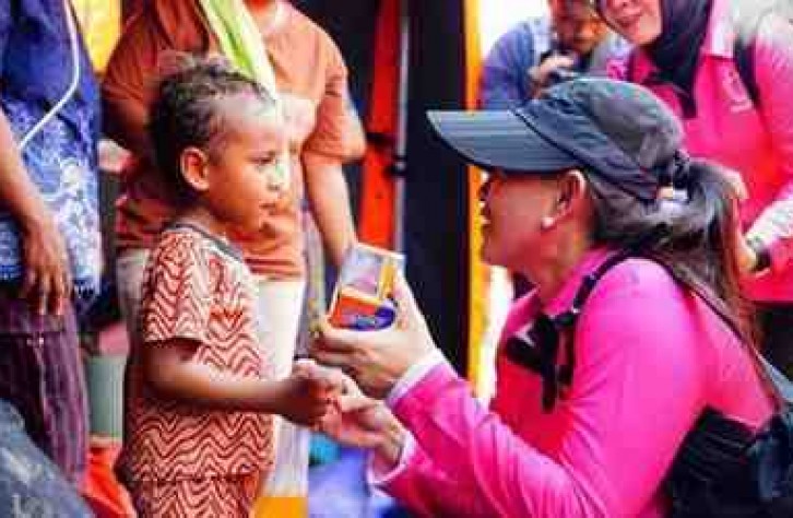 Ketum Bhayangkari Distribusikan Bantuan ke Pengungsi Erupsi Gunung Lewotobi