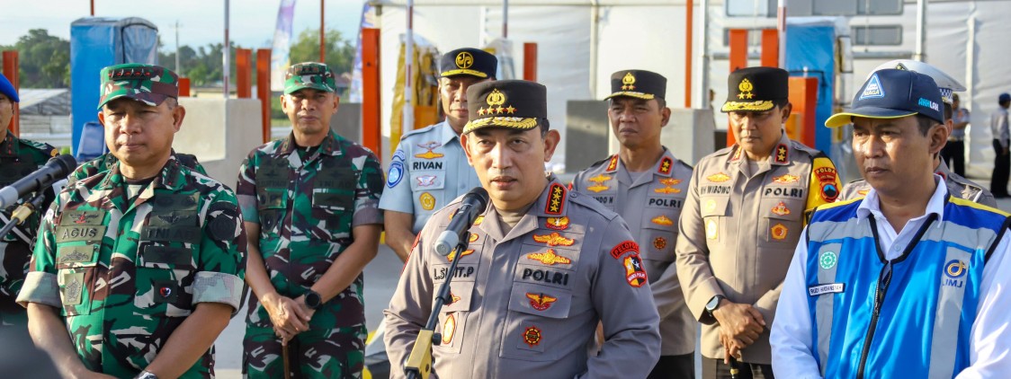 Persiapan Pengamanan Natal-Tahun Baru, Kapolri dan Panglima TNI Tinjau Gerbang Tol Prambanan