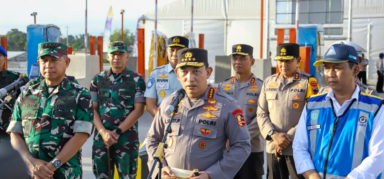 Persiapan Pengamanan Natal-Tahun Baru, Kapolri dan Panglima TNI Tinjau Gerbang Tol Prambanan