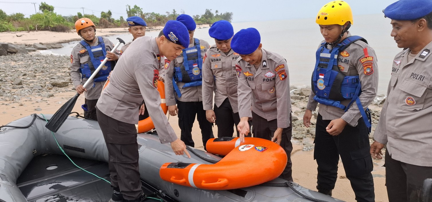 Satuan Polair Polres Bangka Tengah menurunkan alat canggih guna memberikan rasa aman kepada pengunjung pantai menjelang liburan Tahun Baru di pantai Terentang