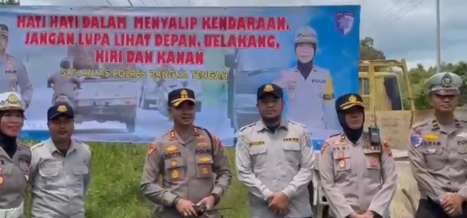 Kapolres Bangka Tengah Pimpin Pemasangan Spanduk Imbauan di 12 Titik Rawan Kecelakaan