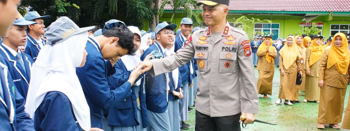 Jadi Pembina Upacara Di SMAN 2 Pangkalpinang, Kapolda Babel : Ini Strategi Kita Jangan Sampai Geng Motor Masuk Sekolah