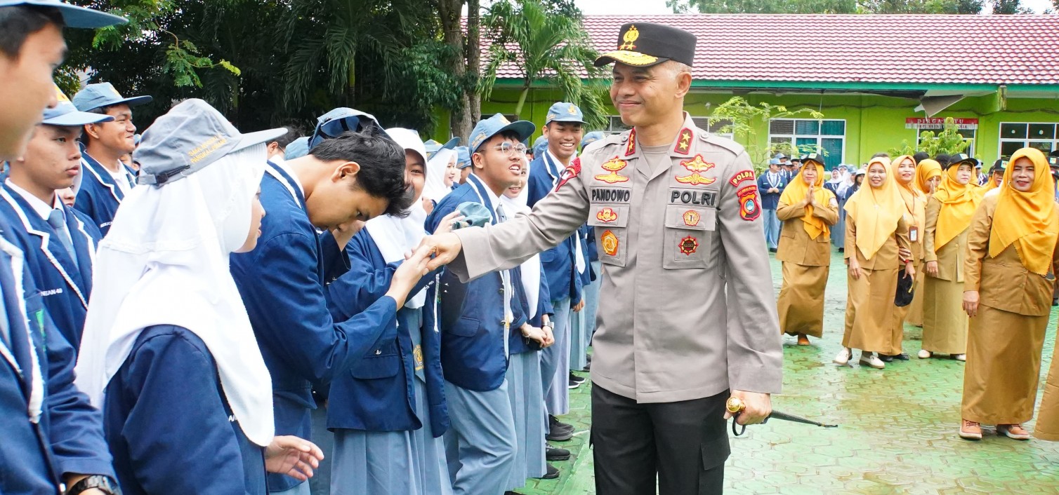 Jadi Pembina Upacara Di SMAN 2 Pangkalpinang, Kapolda Babel : Ini Strategi Kita Jangan Sampai Geng Motor Masuk Sekolah