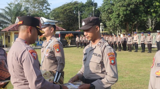 Polres Bangka Tengah Gelar Upacara Hari Kesadaran Nasional dan Berikan Reward kepada Personel Berprestasi