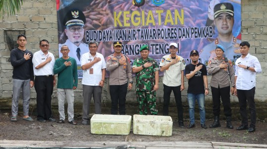 Polres Bangka Tengah Gelar Panen Ikan Air Tawar di Pokdakan Air Tumbek, Santuni Anak Yatim