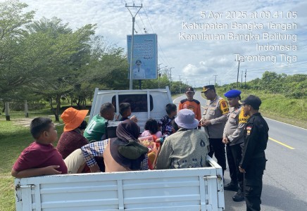 Kapolres Bangka Tengah Sapa Pengunjung Pantai Terentang, Imbau Keselamatan Berlalu Lintas Pasca Lebaran