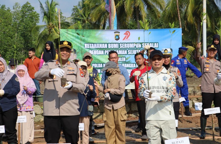 Kolaborasi Lingkungan di Kurau: Kapolres Bangka Tengah Hadiri Aksi Pembongkaran dan Penanaman Mangrove
