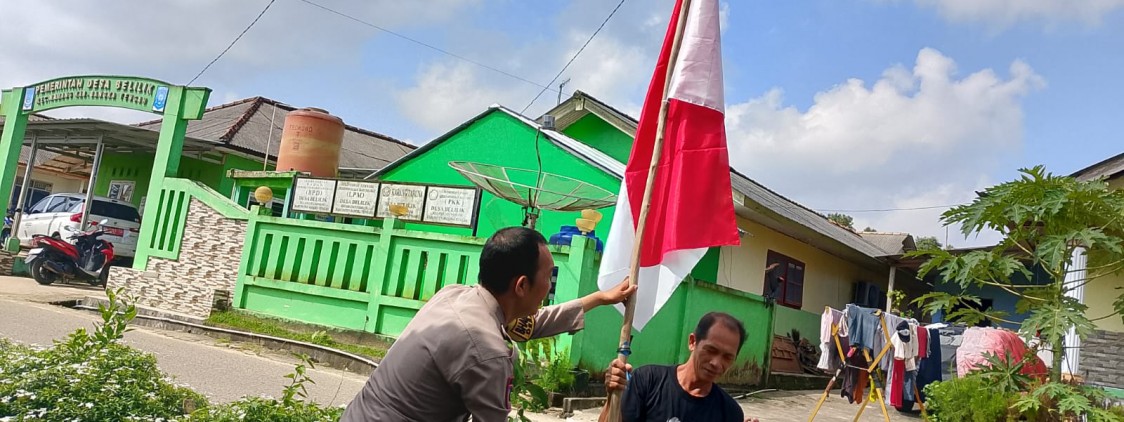 Polres Bangka Tengah Bagikan Ratusan Bendera Merah Putih di Bundaran Koba, Ajak Masyarakat Kibarkan Sang Saka di Momen HUT RI ke-80
