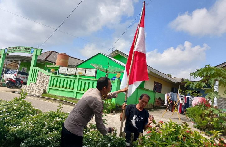 Polres Bangka Tengah Bagikan Ratusan Bendera Merah Putih di Bundaran Koba, Ajak Masyarakat Kibarkan Sang Saka di Momen HUT RI ke-80