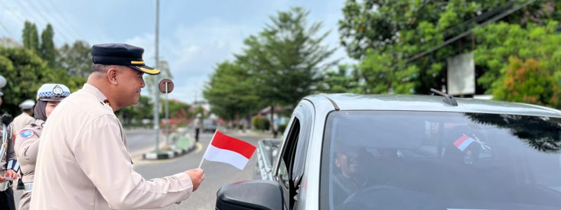 POLRES BANGKA TENGAH BAGI-BAGI BENDERA DAN PASANG STIKER MERAH PUTIH DI BUNDARAN IKAN KOBA