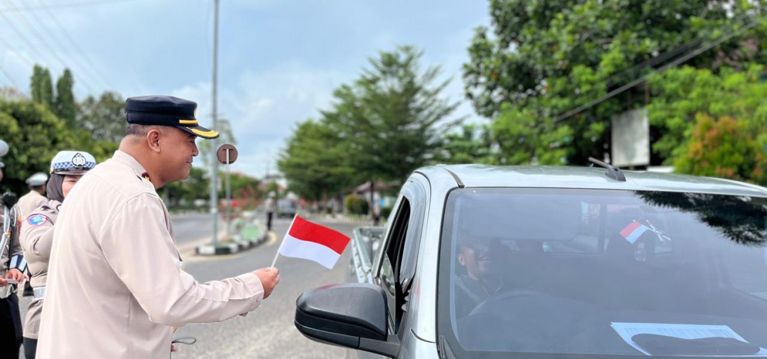 POLRES BANGKA TENGAH BAGI-BAGI BENDERA DAN PASANG STIKER MERAH PUTIH DI BUNDARAN IKAN KOBA