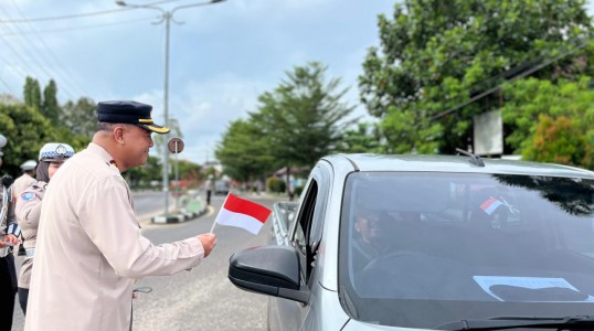 POLRES BANGKA TENGAH BAGI-BAGI BENDERA DAN PASANG STIKER MERAH PUTIH DI BUNDARAN IKAN KOBA