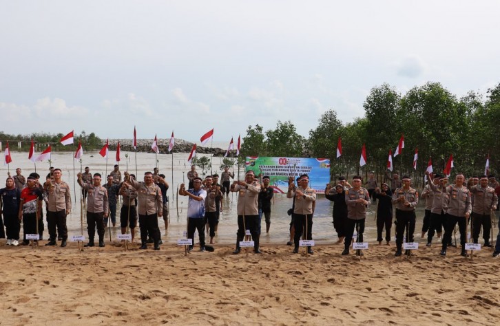 Polres Bangka Tengah Tanam 1.000 Pohon Mangrove di Desa Penyak Sambut HUT RI ke-80