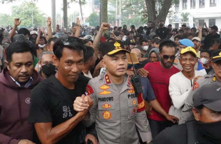 Temui Massa Aksi Unras Di PT. Timah, Kapolda Babel Imbau Masyarakat Tertib Dan Tak Anarkis